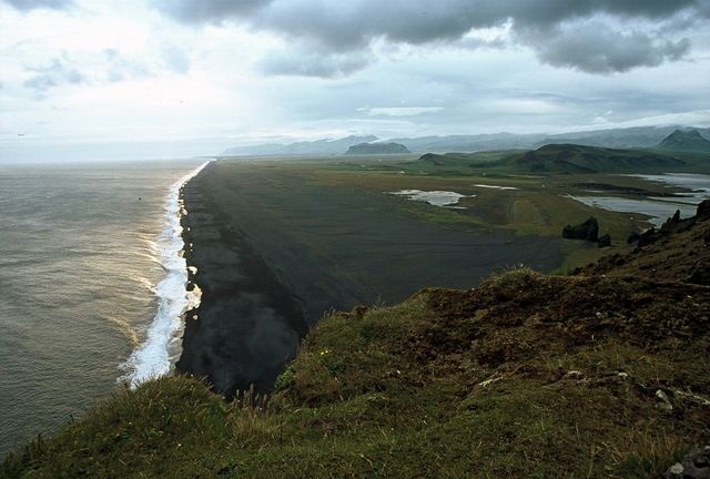Pohlad z najjuznejsieho miesta Islandu smerom na zapad, plaz je z cierneho piesku